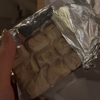 Son Kullanma Tarihi Geçmiş Çikolatanın Reyonun Önünde Satılması