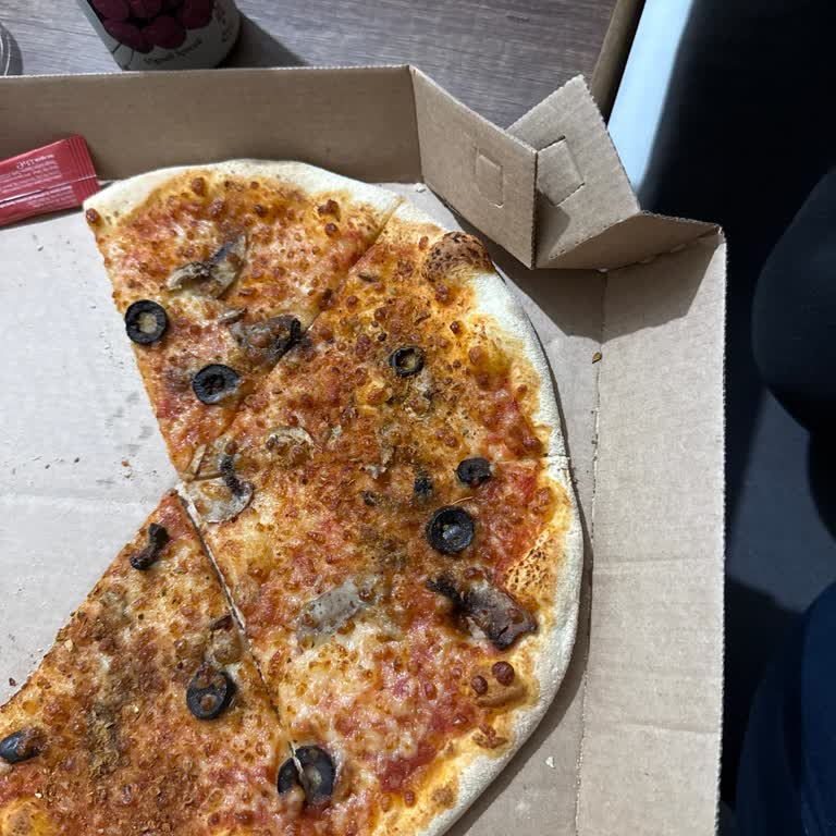 Pizza Şubesinde Hijyen Ve Çalışan İlgisizliği Hayal Kırıklığı Yarattı