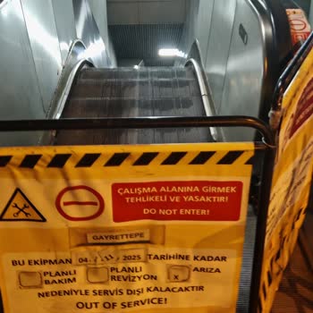 Zincirlikuyu Metrobüs Çıkışındaki Yürüyen Merdivenin Sürekli Arızalanması Yaşlı Ve Çocuklu Yolcuları Zorluyor