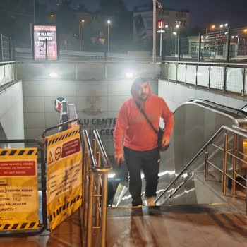 Zincirlikuyu Metrobüs Çıkışındaki Yürüyen Merdivenin Sürekli Arızalanması Yaşlı Ve Çocuklu Yolcuları Zorluyor