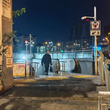 Zincirlikuyu Metrobüs Çıkışındaki Yürüyen Merdivenin Sürekli Arızalanması Yaşlı Ve Çocuklu Yolcuları Zorluyor