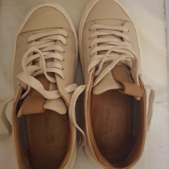 Krem Rengi Deri Ayakkabıda Yoğun Boya Verme Ve Hızlı Deformasyon Sorunu