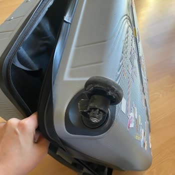 İlk Kullanımda Kırılan Valiz Hayal Kırıklığı Yarattı