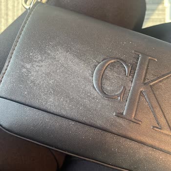 Calvin Klein Çantada Kolonya Temasıyla Oluşan Renk Değişimi Ve Hayal Kırıklığı