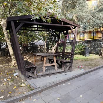 Esenyurt Belediyesi Köprü Parkı'nda Görevli Personelin İlgisizliği Ve Temizlik Sorunu