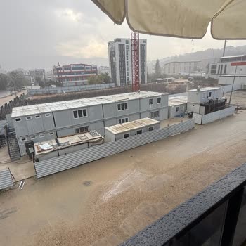 Ofis Önündeki Çukur Ve Su Birikintisi Müşterilerimizi Mağdur Ediyor