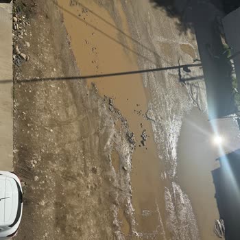 Ofis Önündeki Çukur Ve Su Birikintisi Müşterilerimizi Mağdur Ediyor