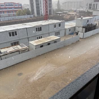 Ofis Önündeki Çukur Ve Su Birikintisi Müşterilerimizi Mağdur Ediyor