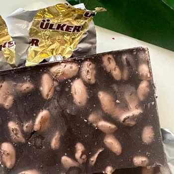 Aldığım Ülker Bitter Çikolatanın İçinde Beyazlık Ve Renk Değişimi Var