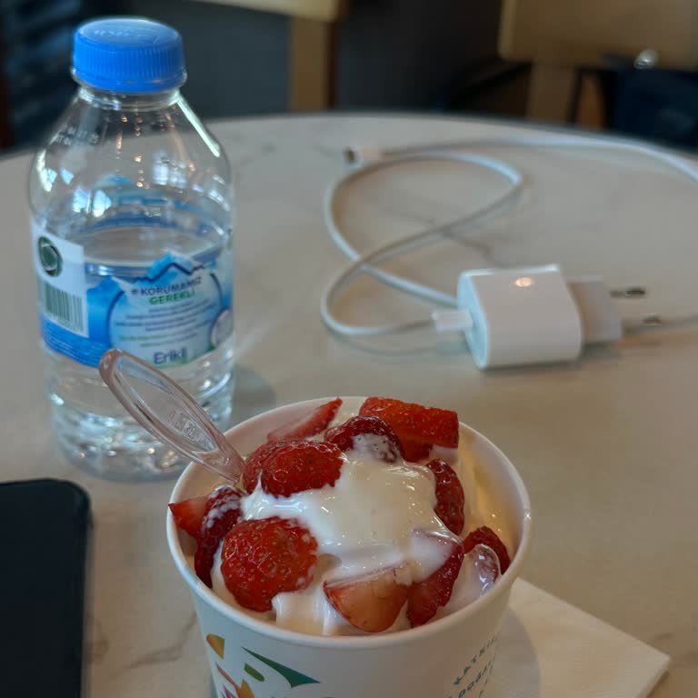 Görseldeki Çilek Eksik, Froyo Beklentimi Karşılamadı