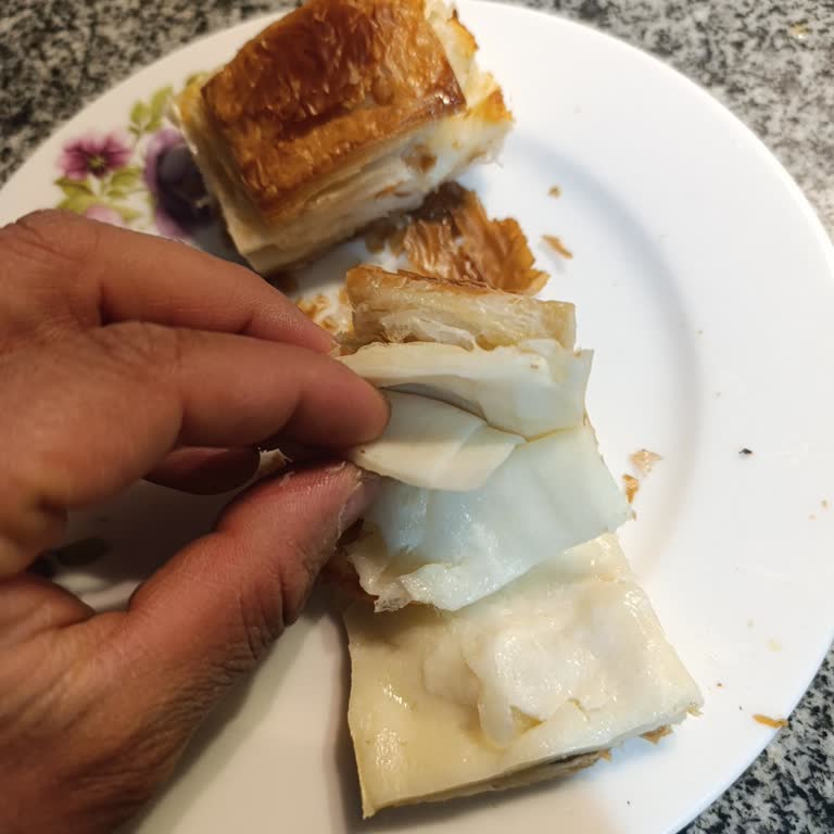 BİM Levent Börek'in 3 Peynirli Böreğinde Neredeyse Hiç Peynir Yoktu