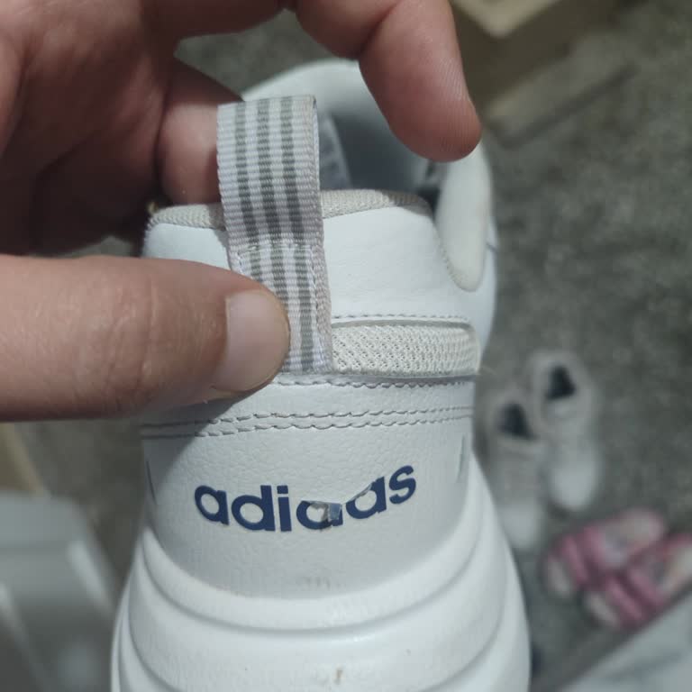 Yeni Aldığım Adidas Ayakkabının Yazısı Kısa Sürede Söküldü