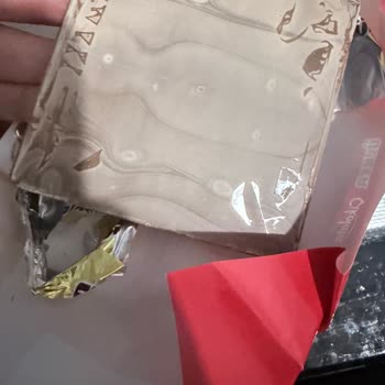 Son Kullanma Tarihi Geçmemiş Çikolatada Bozulma Ve Marketin İlgisizliği