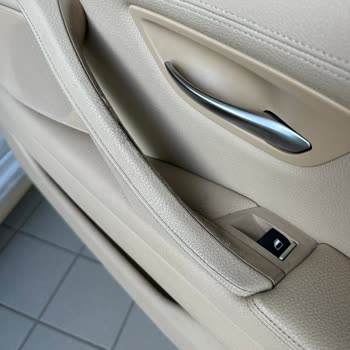 BMW 5 Serisi Kapı Döşemelerinde Kronik Deformasyon Ve Yapışkanlık Sorunu