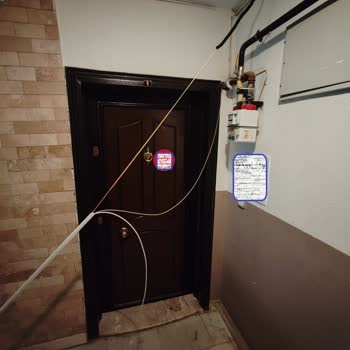 Ofis Girişini Kapatan Kablolar Müşteri Akışını Engelliyor