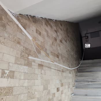 Ofis Girişini Kapatan Kablolar Müşteri Akışını Engelliyor