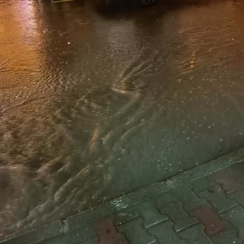 Yağmur Sonrası Dükkan Önünde Sürekli Kum Ve Taş Birikmesi Sorunu