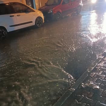 Yağmur Sonrası Dükkan Önünde Sürekli Kum Ve Taş Birikmesi Sorunu