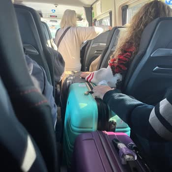 Havaist Yolculuğunda Valizler İçeride Ayakta Yolculuk Ve İlgisiz Şoför