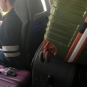 Havaist Yolculuğunda Valizler İçeride Ayakta Yolculuk Ve İlgisiz Şoför