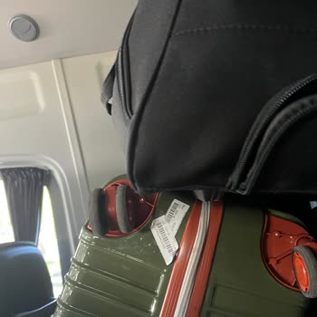 Havaist Yolculuğunda Valizler İçeride Ayakta Yolculuk Ve İlgisiz Şoför