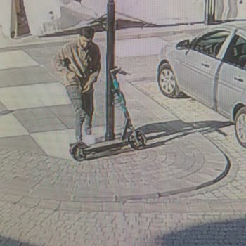 Yanlış Park Edilen Scooter Nedeniyle Yaya Yolu Kapanıyor Ve Müşteri Hizmetleri Çözüm Sunmuyor