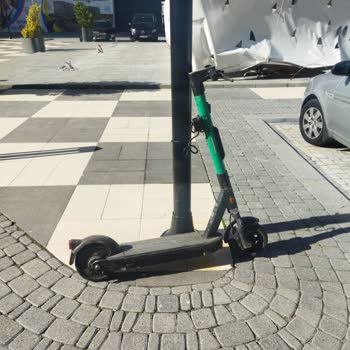Yanlış Park Edilen Scooter Nedeniyle Yaya Yolu Kapanıyor Ve Müşteri Hizmetleri Çözüm Sunmuyor