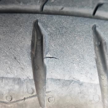 Continental Sıfır Alınan Lastikte Yarıklar Oluştu Bayi Dönüş Yapmıyor