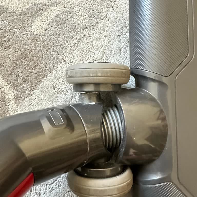 Garanti Kapsamındaki Süpürge Parçası Kısa Sürede Kırıldı, Ücret Talep Ediliyor