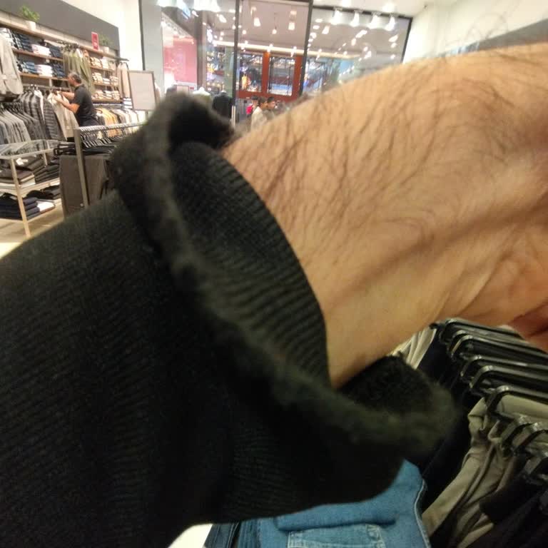 İlk Kullanımda Tüylenen Kazak Ve İlgisiz Mağaza Çalışanları