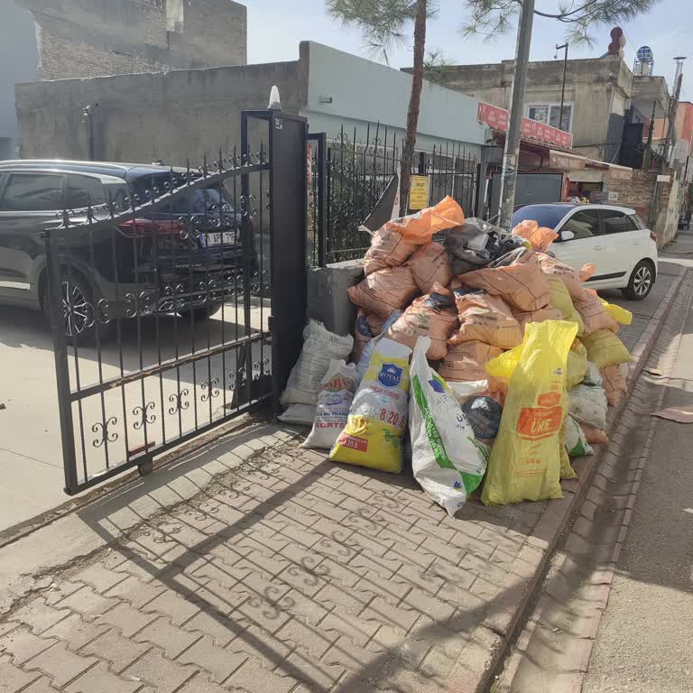 10 Gündür Kaldırımı Ve Girişi Engelleyen Moloz Sorunu