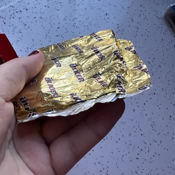 Aldığım Çikolata Bozuk Ve Paketi Yarımdı, Açıklama Bekliyorum