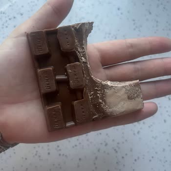 Aldığım Çikolata Bozuk Ve Paketi Yarımdı, Açıklama Bekliyorum