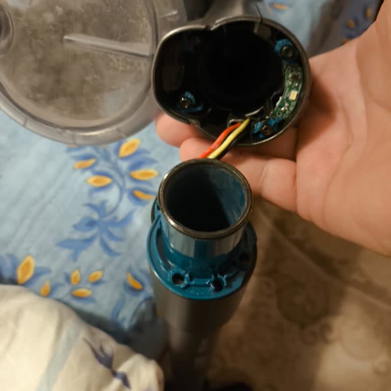 Philips Ev Aletleri Dikey Süpürgenin Üst Kısmındaki Mavi Plastik LED Bağlantı Yeri Kırıldı