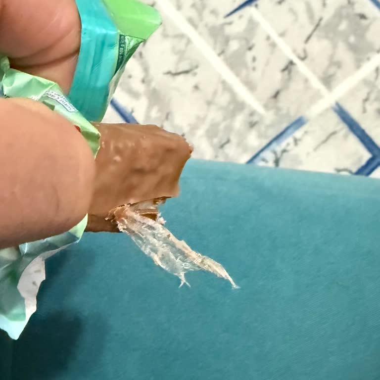 Çikolatanın İçinden Poşet Parçası Çıkmasıyla Yaşanan Güven Sorunu