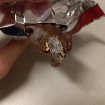 Çikolatanın İçinden Yabancı Madde Çıktı, Hijyen Ve Sağlık Endişesi!