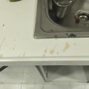 WC Açıcı Kullandım Kimyasal Yanıklar Ve Ciddi Maddi Zararlar Yaşadım