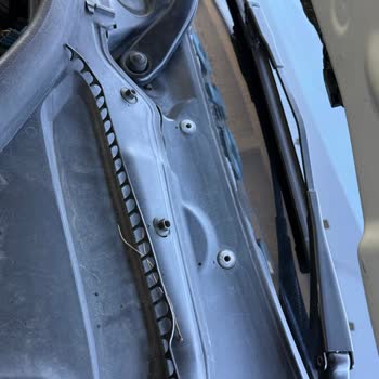 BMW 320i Cam Altı Plastik Parçası Kısa Sürede Çatladı Ve Dağıldı
