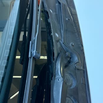 BMW 320i Cam Altı Plastik Parçası Kısa Sürede Çatladı Ve Dağıldı