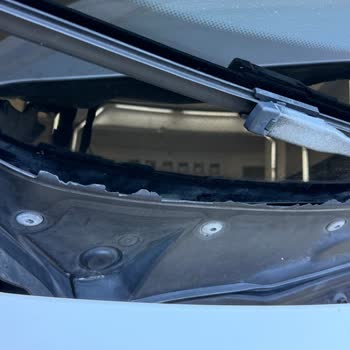 BMW 320i Cam Altı Plastik Parçası Kısa Sürede Çatladı Ve Dağıldı