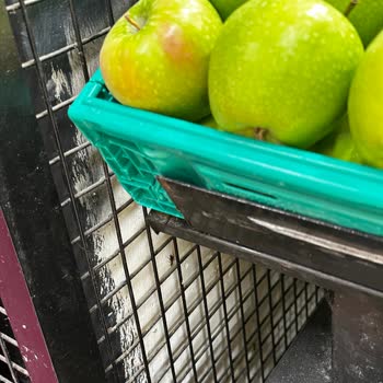 Migros Akbatı Manav Reyonunda Hijyen Sorunu Ve Böcek Problemi