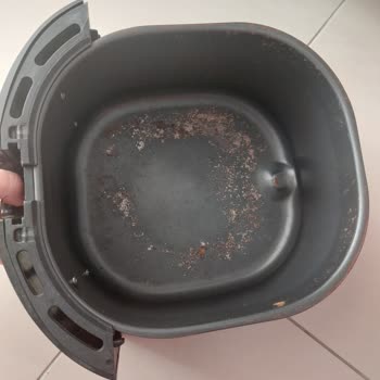 Kumtel Airfryer İç Haznesi Kısa Sürede Soyulup Paslandı