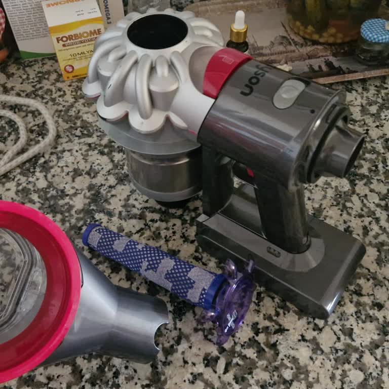 Dyson V8 Süpürgede Çekim Gücü Ve Koku Sorunu Çözülmüyor