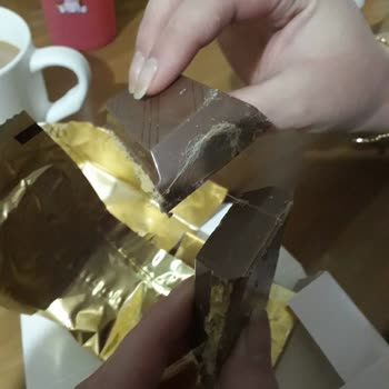 Çikolatadan Saç Çıkması Hijyen Ve Güven Sorunu Yarattı