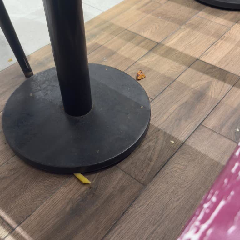 Antalya Terra City Tavuk Dünyası'nda Hijyen Ve Servis Sorunları Tekrarlanıyor