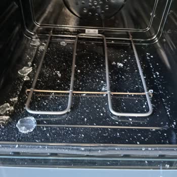 Yeni Alınan Fırının Camı Patladı, Servis Sorunu Çözmüyor!