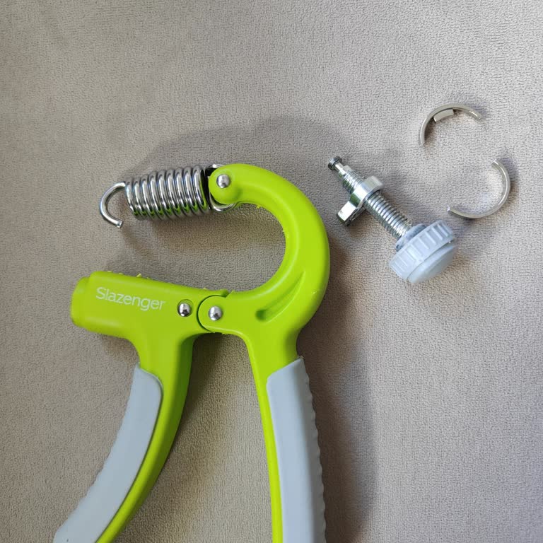 Slazenger El Yayı Kullanırken Dağıldı Ve Yüzümde Yaralanmaya Yol Açtı