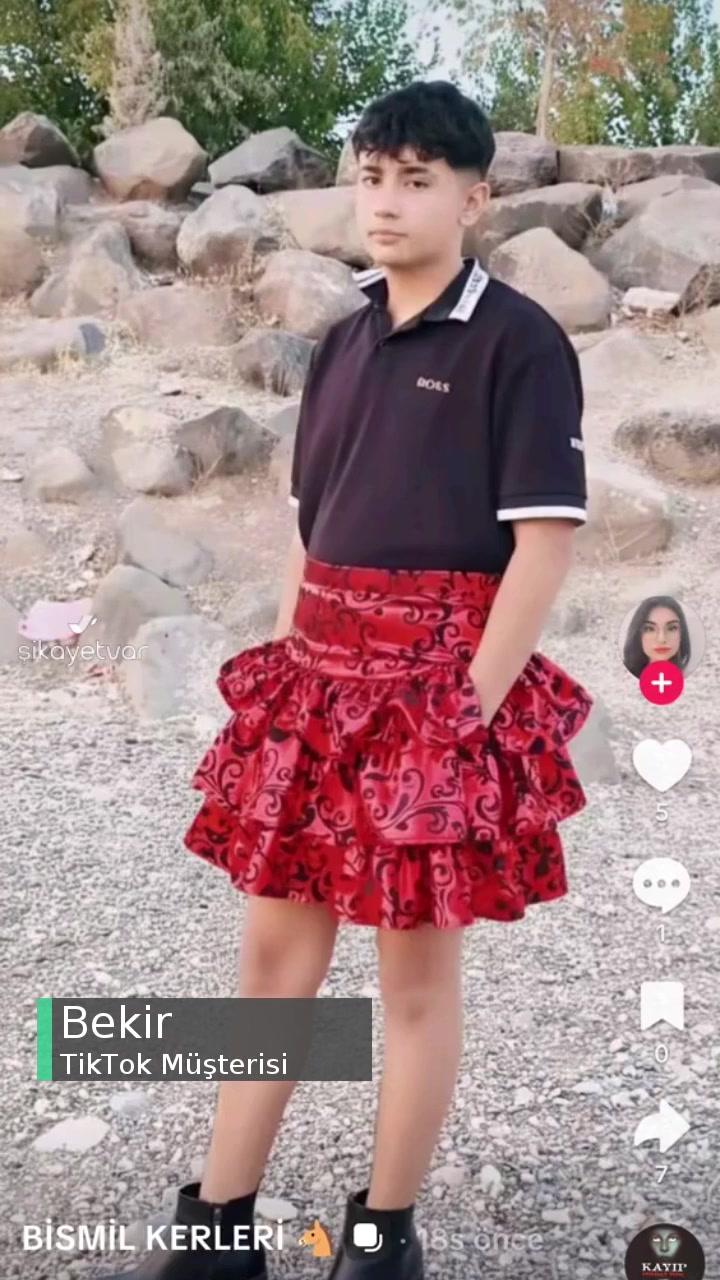 TikTok Video Yapıp Paylaşıyor videonun kapak resmi