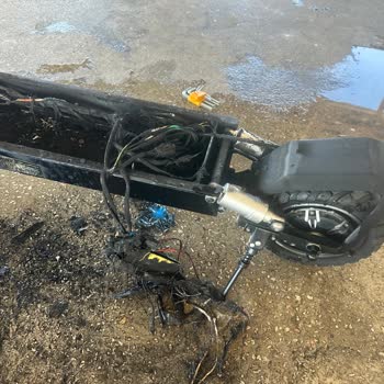Şarjda Alev Alan Scooter: Can Ve Mal Güvenliği Tehlikede!
