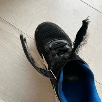 Kısa Sürede Yıpranan Ayakkabı Ve Mağaza İlgisizliği